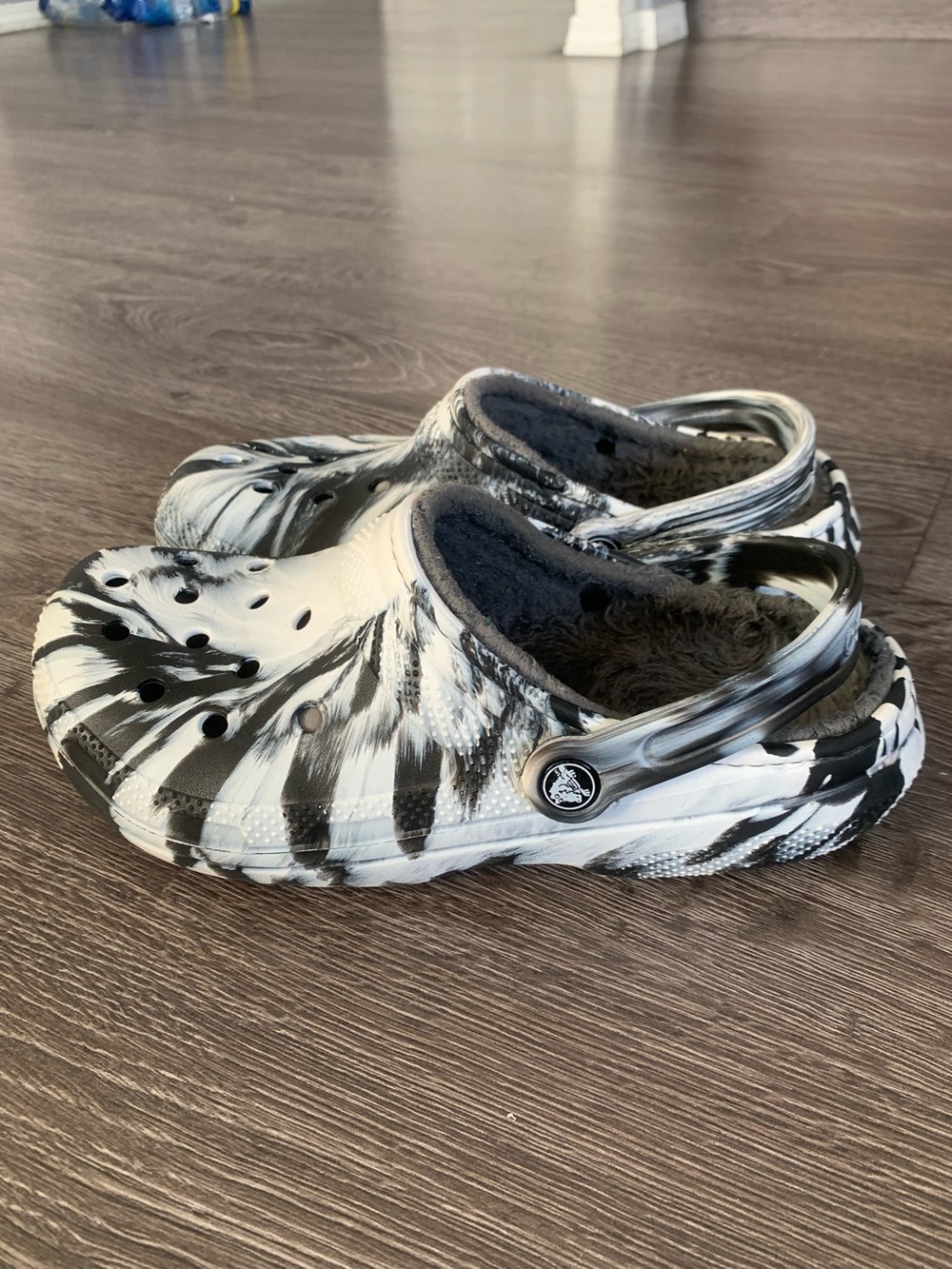 Crocs classic lined Black & White Tie-Dye Clog with Plush Lining